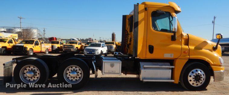 image for item HW9207 2018 Freightliner Cascadia 125  semi truck