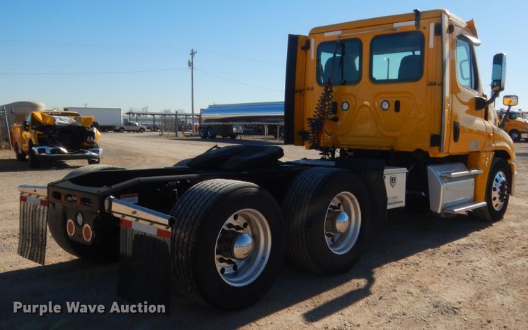 image for item HW9207 2018 Freightliner Cascadia 125  semi truck