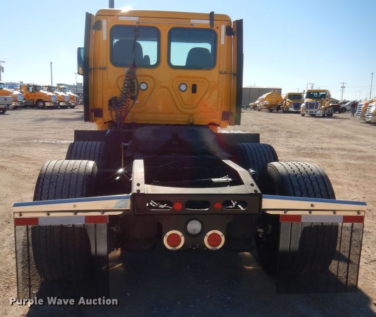 image for item HW9207 2018 Freightliner Cascadia 125  semi truck