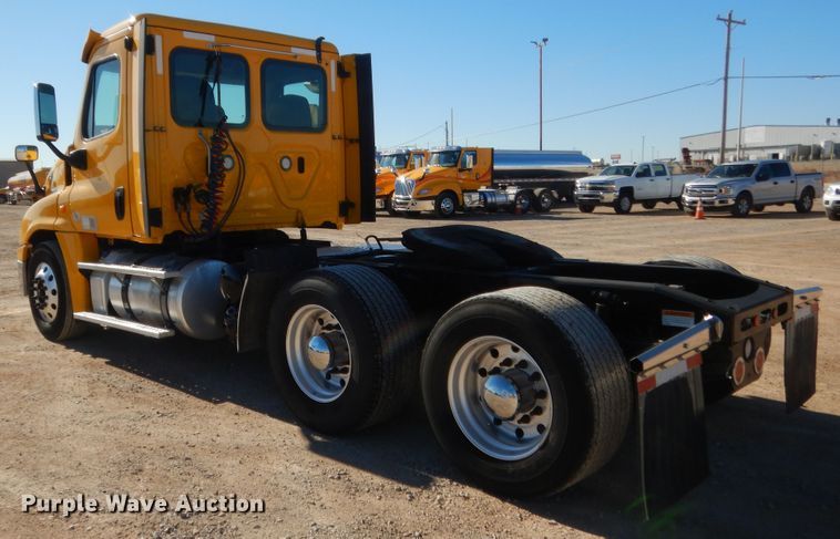 image for item HW9207 2018 Freightliner Cascadia 125  semi truck