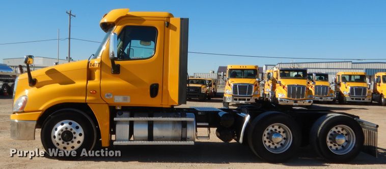 image for item HW9207 2018 Freightliner Cascadia 125  semi truck