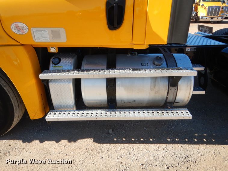 image for item HW9207 2018 Freightliner Cascadia 125  semi truck