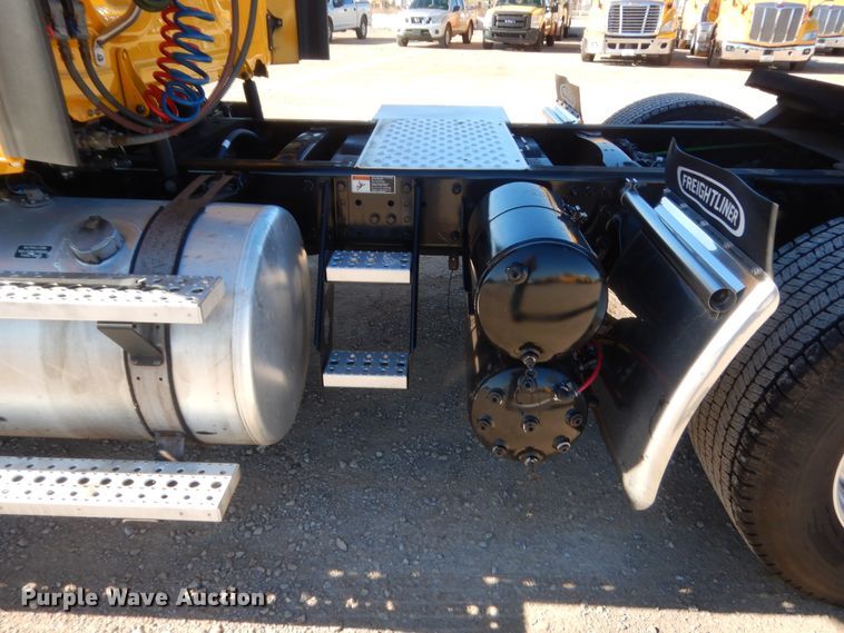 image for item HW9207 2018 Freightliner Cascadia 125  semi truck