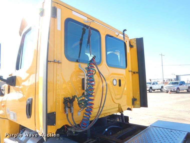 image for item HW9207 2018 Freightliner Cascadia 125  semi truck