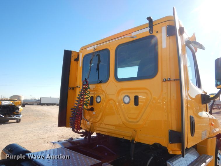 image for item HW9207 2018 Freightliner Cascadia 125  semi truck