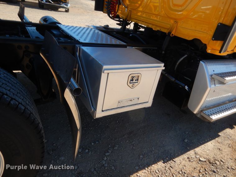 image for item HW9207 2018 Freightliner Cascadia 125  semi truck