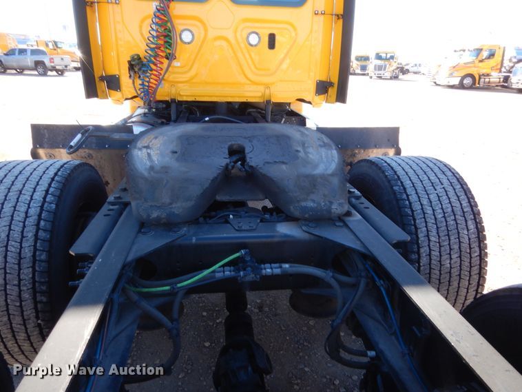 image for item HW9207 2018 Freightliner Cascadia 125  semi truck