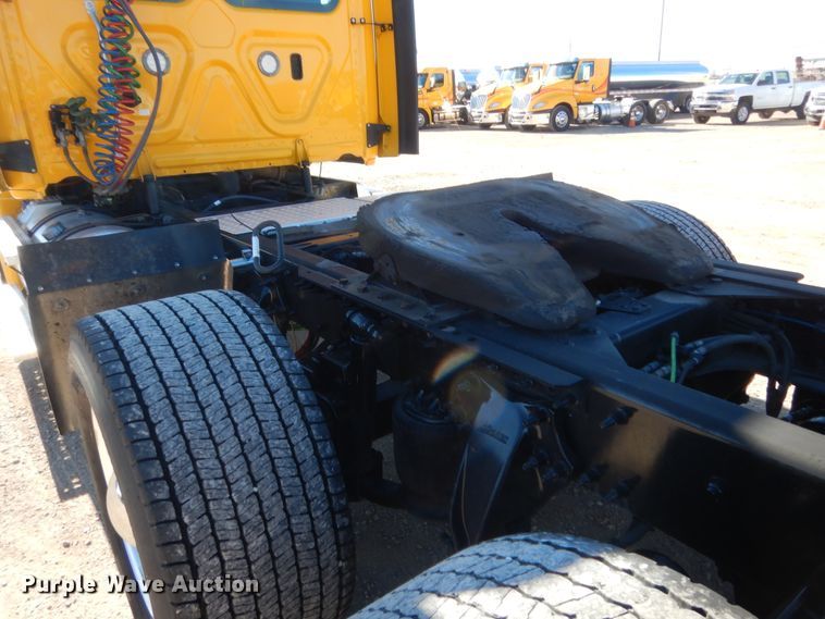 image for item HW9207 2018 Freightliner Cascadia 125  semi truck