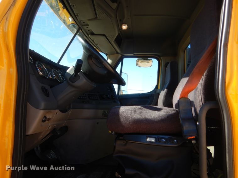 image for item HW9207 2018 Freightliner Cascadia 125  semi truck