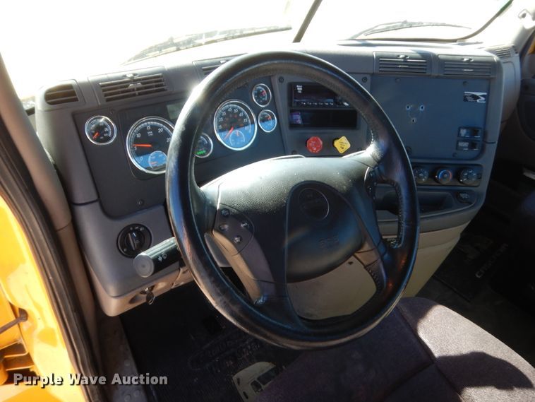 image for item HW9207 2018 Freightliner Cascadia 125  semi truck