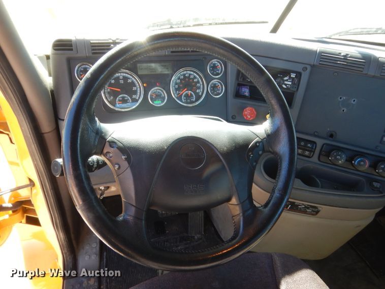 image for item HW9207 2018 Freightliner Cascadia 125  semi truck