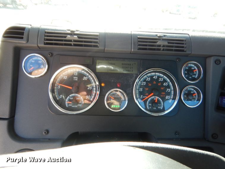 image for item HW9207 2018 Freightliner Cascadia 125  semi truck