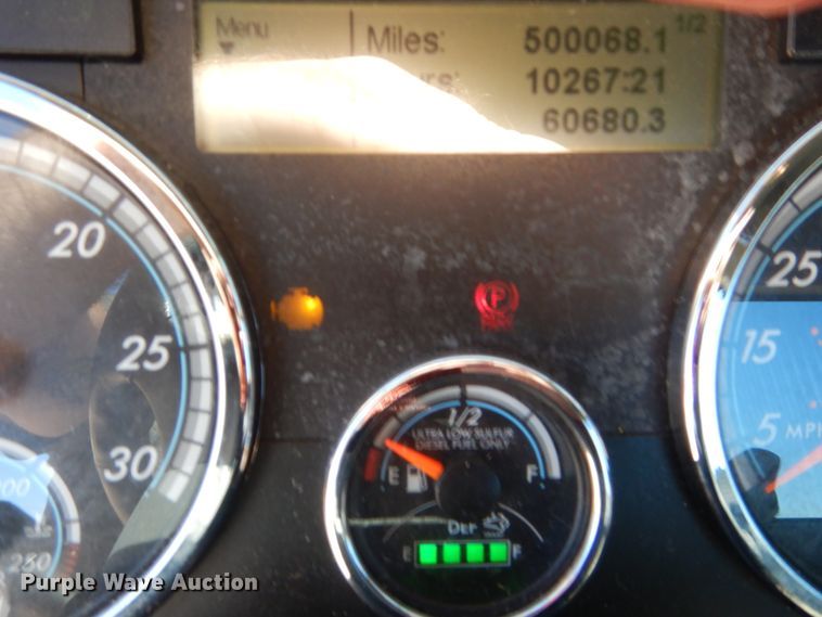 image for item HW9207 2018 Freightliner Cascadia 125  semi truck