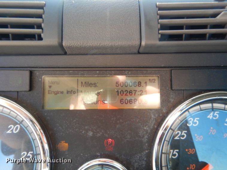 image for item HW9207 2018 Freightliner Cascadia 125  semi truck