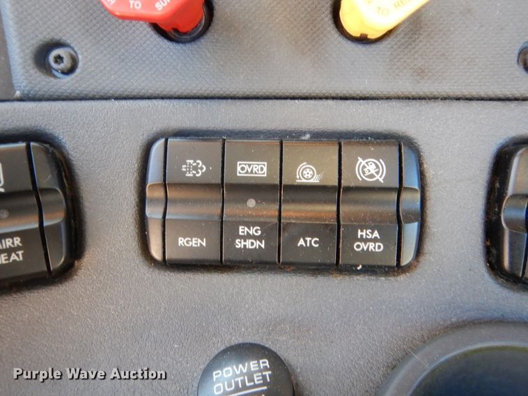 image for item HW9207 2018 Freightliner Cascadia 125  semi truck