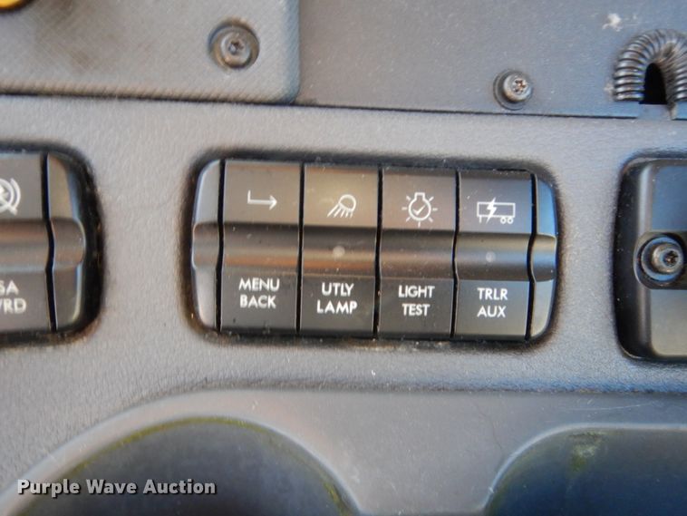 image for item HW9207 2018 Freightliner Cascadia 125  semi truck