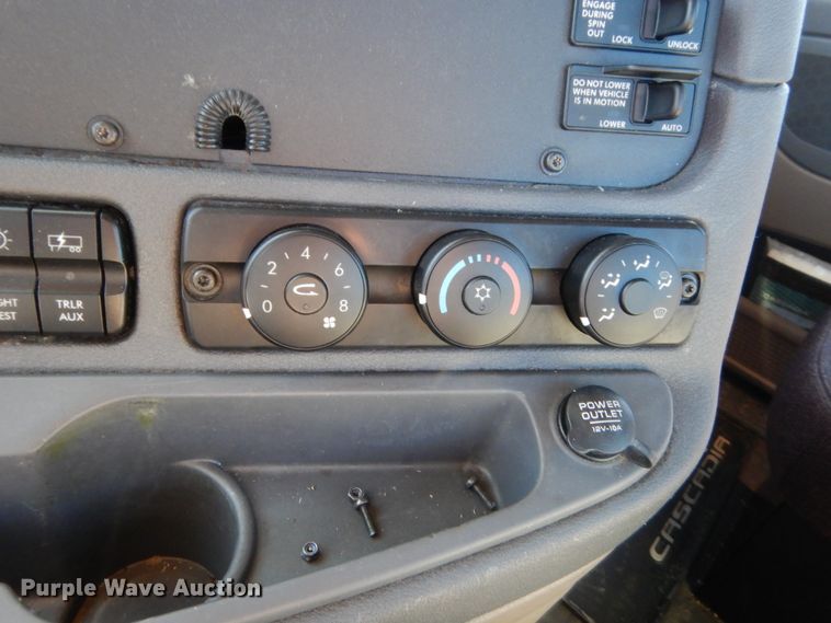 image for item HW9207 2018 Freightliner Cascadia 125  semi truck