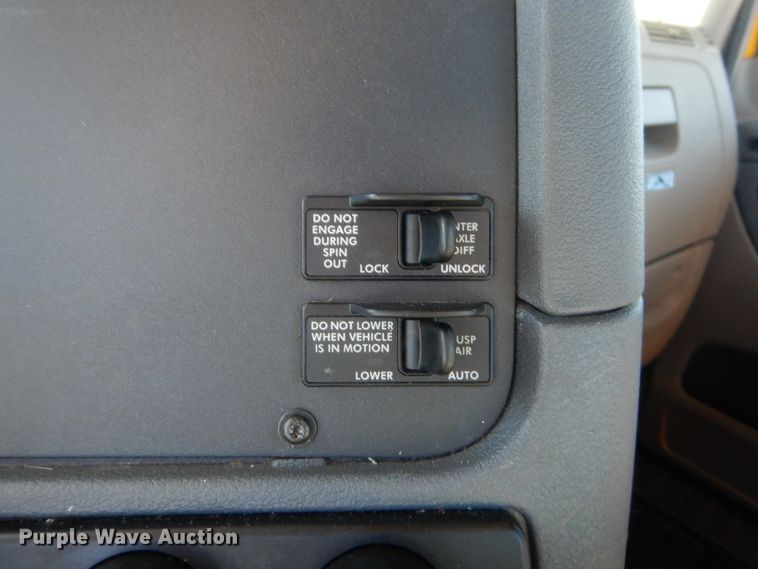 image for item HW9207 2018 Freightliner Cascadia 125  semi truck