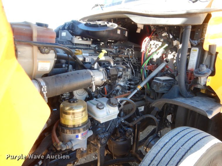 image for item HW9207 2018 Freightliner Cascadia 125  semi truck