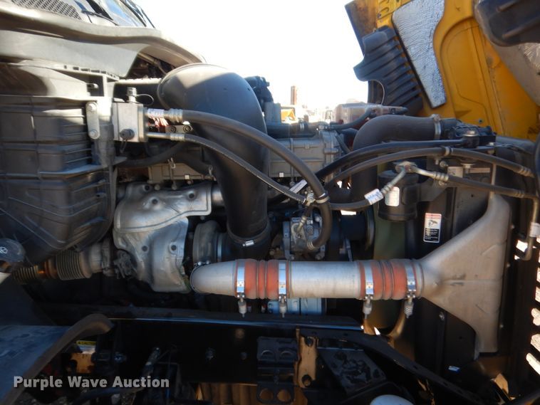 image for item HW9207 2018 Freightliner Cascadia 125  semi truck