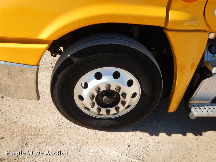 image for item HW9207 2018 Freightliner Cascadia 125  semi truck