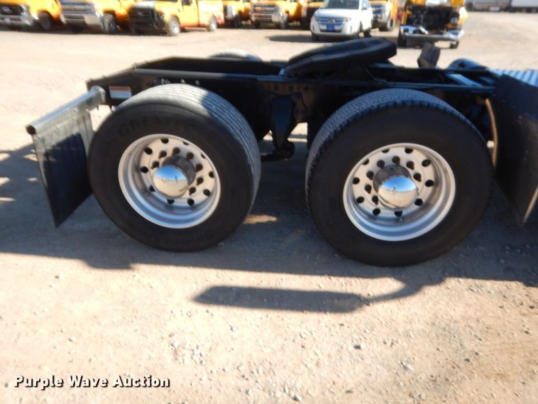 image for item HW9207 2018 Freightliner Cascadia 125  semi truck