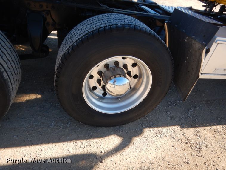 image for item HW9207 2018 Freightliner Cascadia 125  semi truck