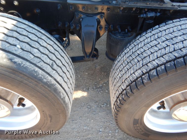 image for item HW9207 2018 Freightliner Cascadia 125  semi truck