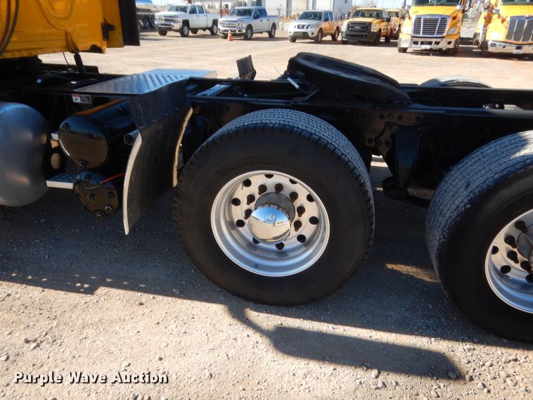 image for item HW9207 2018 Freightliner Cascadia 125  semi truck