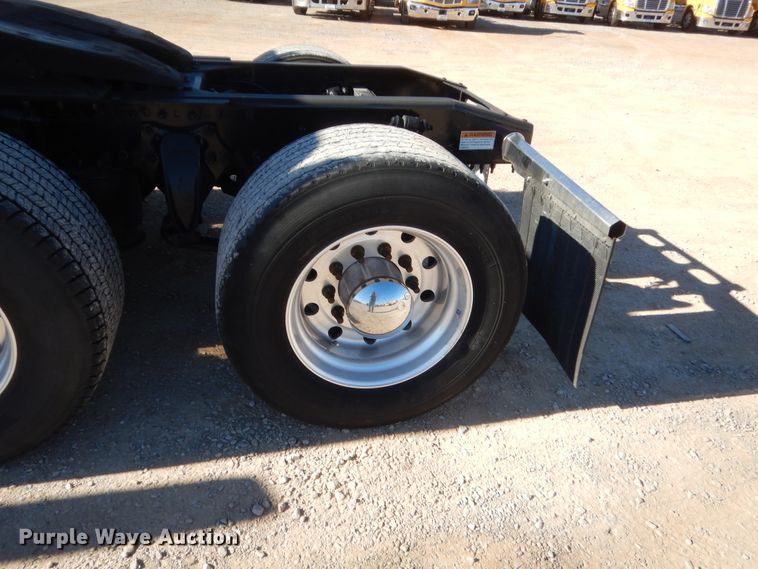 image for item HW9207 2018 Freightliner Cascadia 125  semi truck