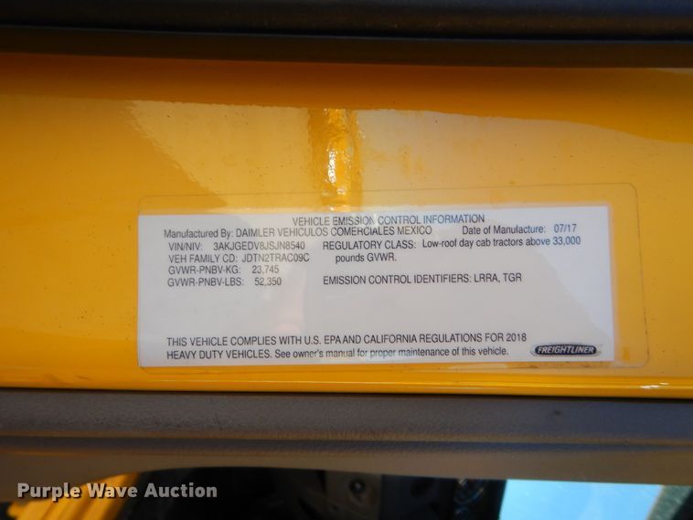 image for item HW9207 2018 Freightliner Cascadia 125  semi truck