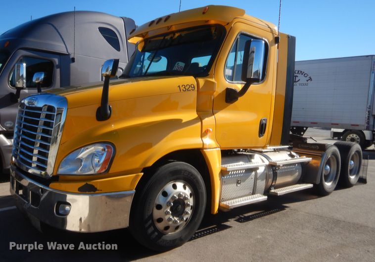 image for item HW9208 2015 Freightliner Cascadia 125  semi truck