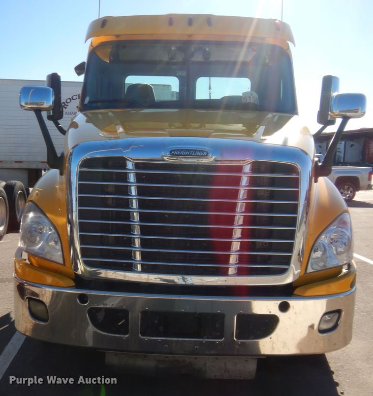 image for item HW9208 2015 Freightliner Cascadia 125  semi truck