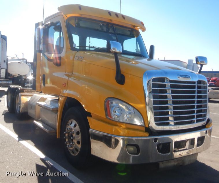 image for item HW9208 2015 Freightliner Cascadia 125  semi truck