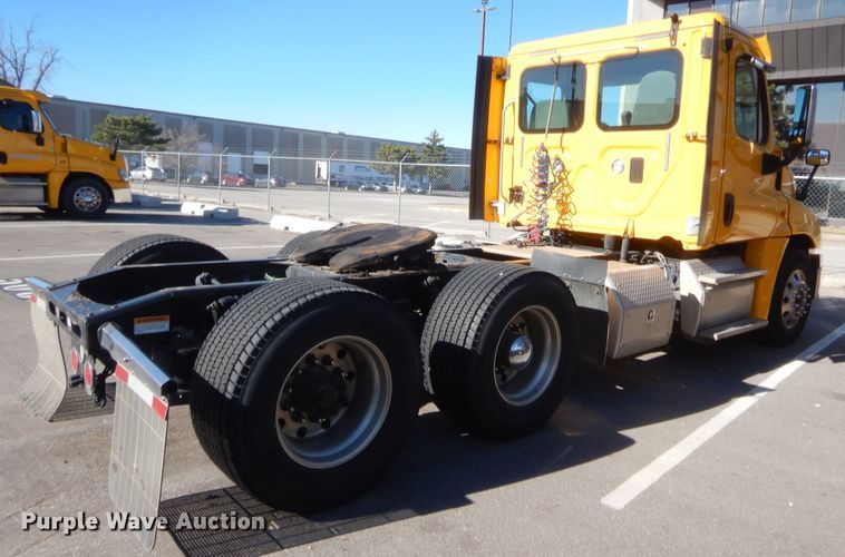 image for item HW9208 2015 Freightliner Cascadia 125  semi truck