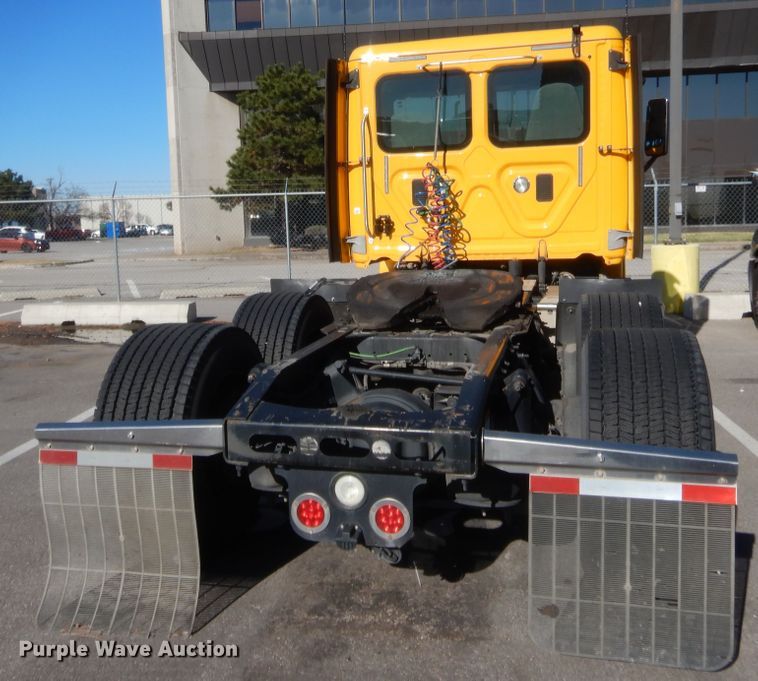 image for item HW9208 2015 Freightliner Cascadia 125  semi truck