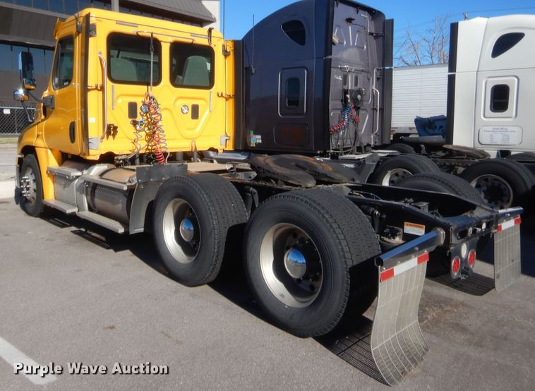 image for item HW9208 2015 Freightliner Cascadia 125  semi truck