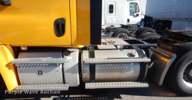 image for item HW9208 2015 Freightliner Cascadia 125  semi truck