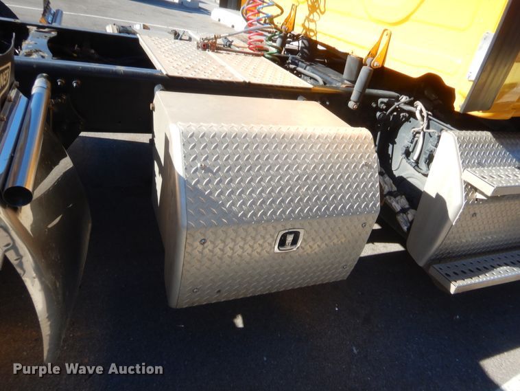 image for item HW9208 2015 Freightliner Cascadia 125  semi truck