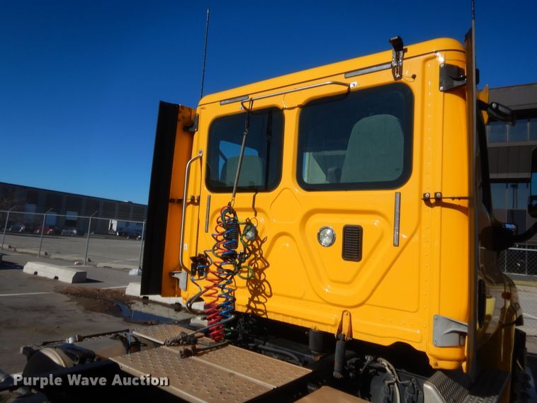 image for item HW9208 2015 Freightliner Cascadia 125  semi truck