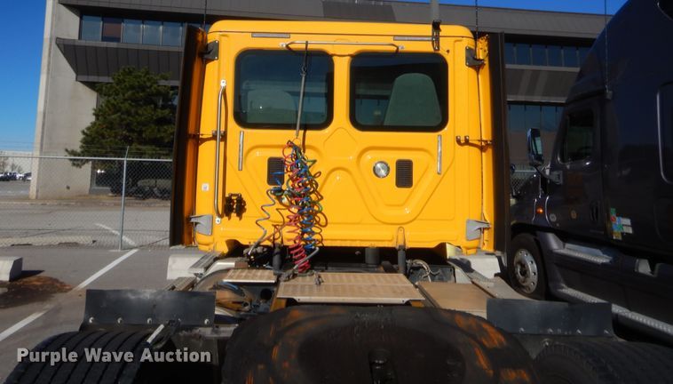 image for item HW9208 2015 Freightliner Cascadia 125  semi truck