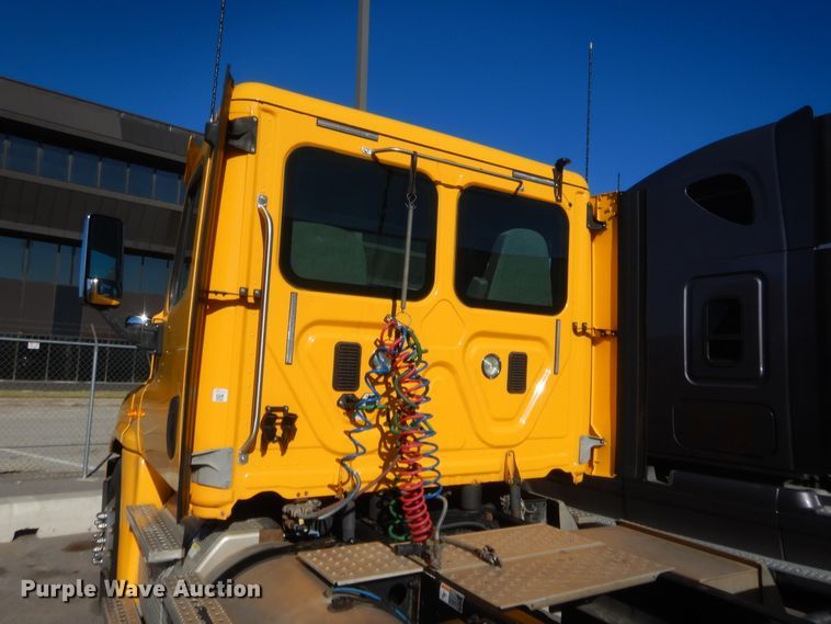 image for item HW9208 2015 Freightliner Cascadia 125  semi truck