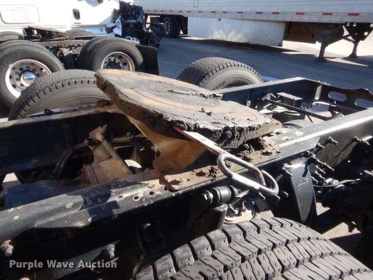 image for item HW9208 2015 Freightliner Cascadia 125  semi truck