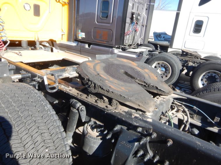 image for item HW9208 2015 Freightliner Cascadia 125  semi truck