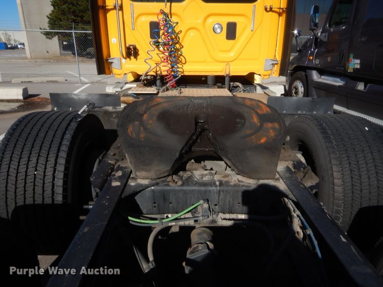 image for item HW9208 2015 Freightliner Cascadia 125  semi truck