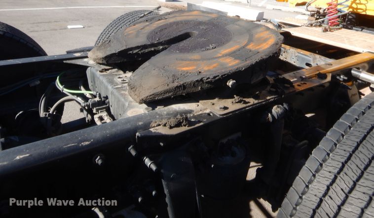 image for item HW9208 2015 Freightliner Cascadia 125  semi truck