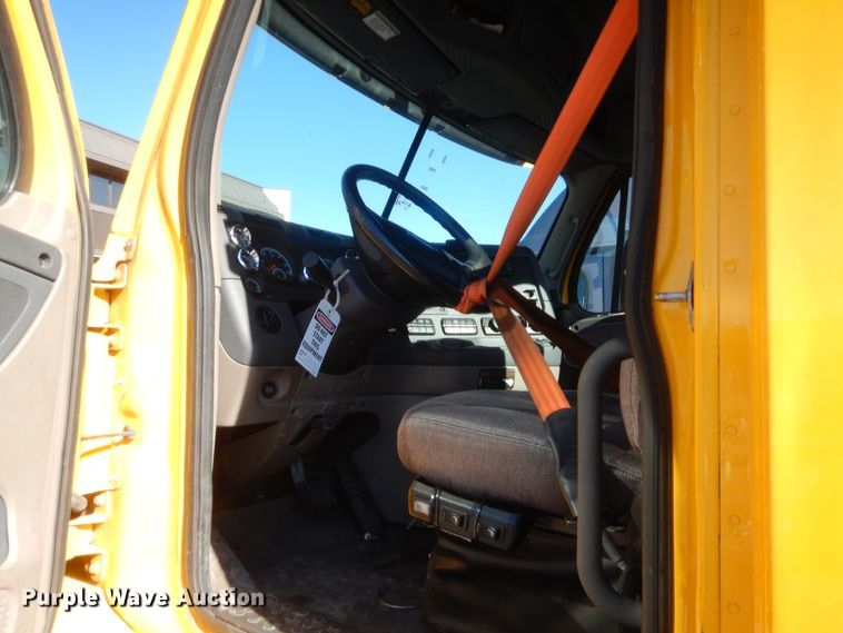 image for item HW9208 2015 Freightliner Cascadia 125  semi truck