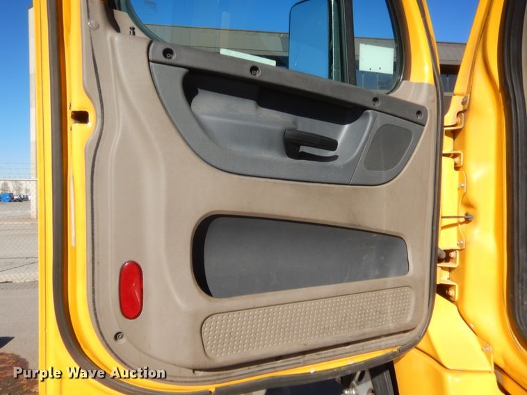 image for item HW9208 2015 Freightliner Cascadia 125  semi truck