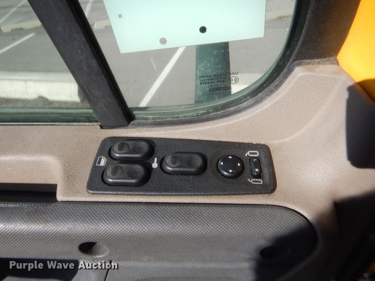 image for item HW9208 2015 Freightliner Cascadia 125  semi truck