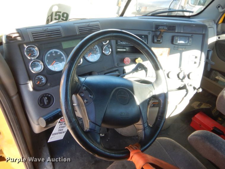 image for item HW9208 2015 Freightliner Cascadia 125  semi truck